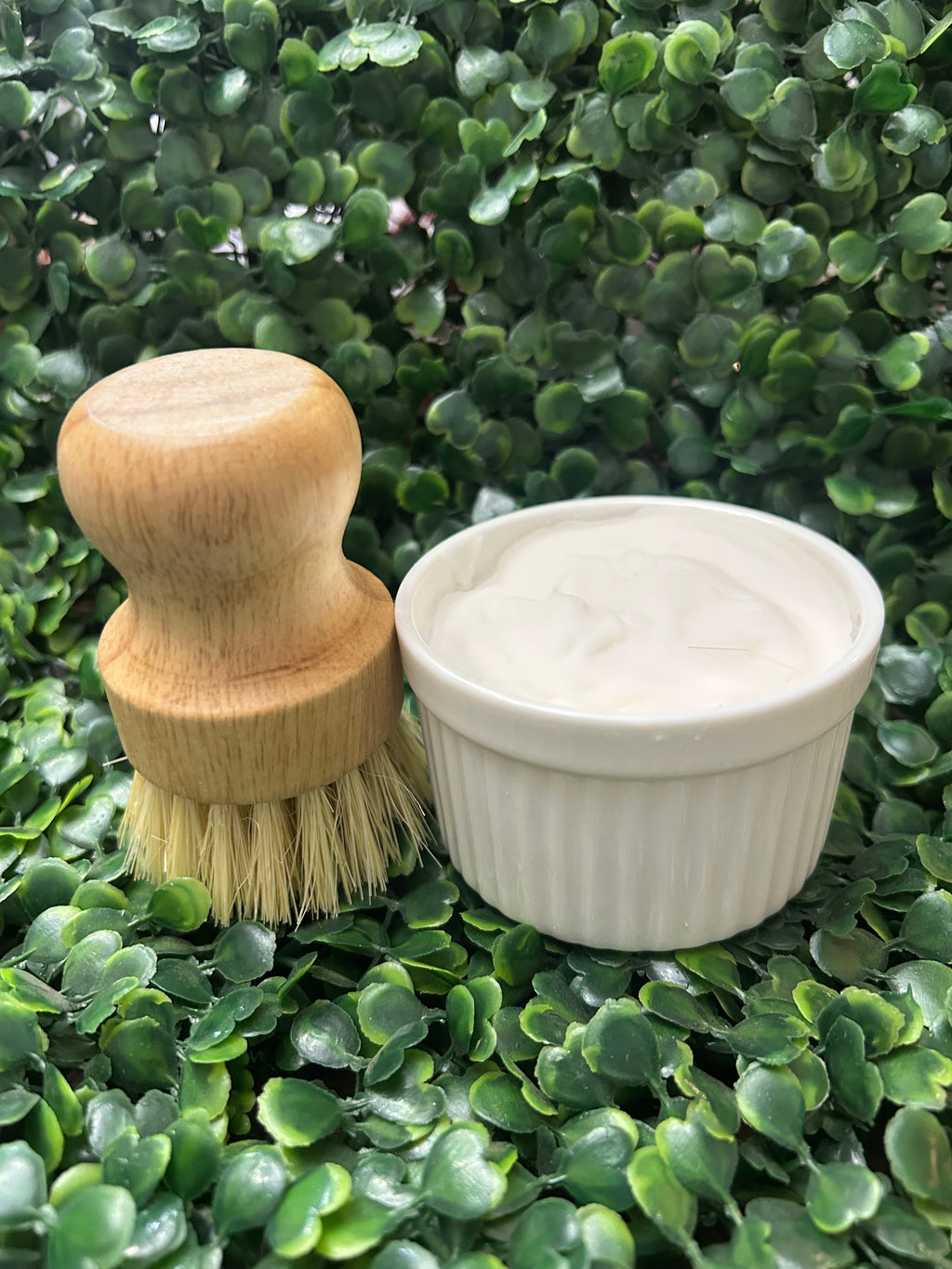 Solid Dish Soap w/brush in white remikin