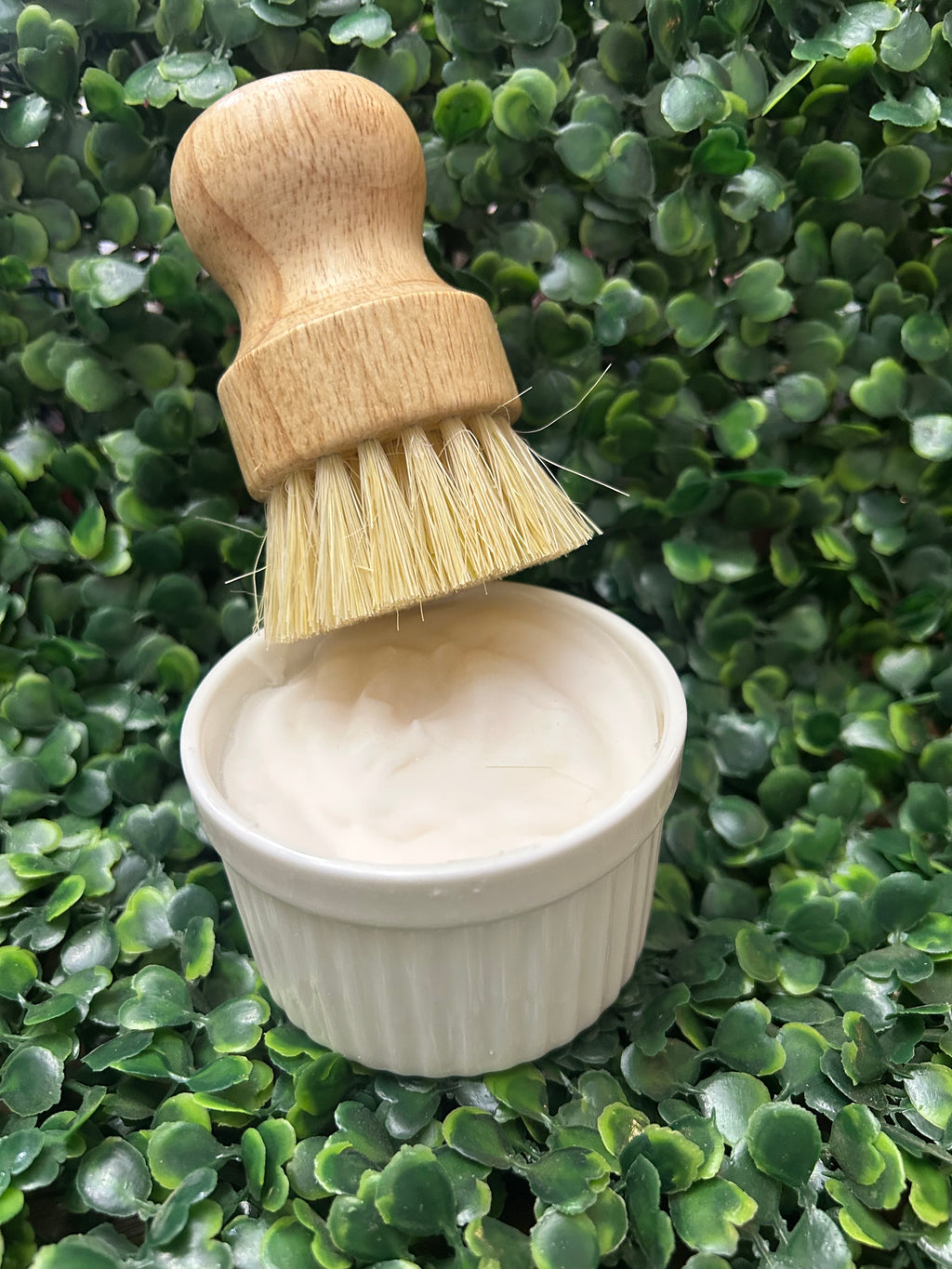Solid Dish Soap w/brush in white remikin